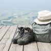 登山靴と登山グッズのイメージ