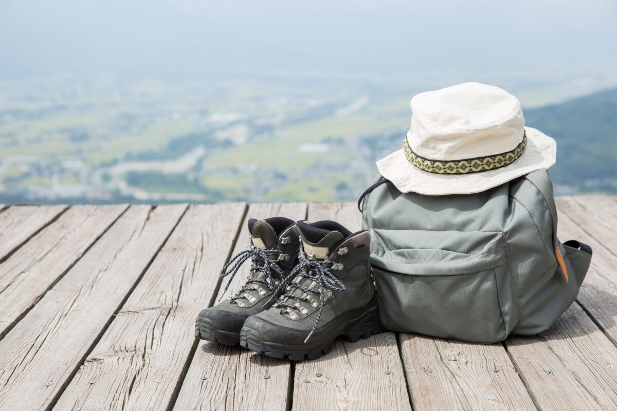 登山靴と登山グッズのイメージ