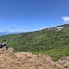 景色を眺める登山者