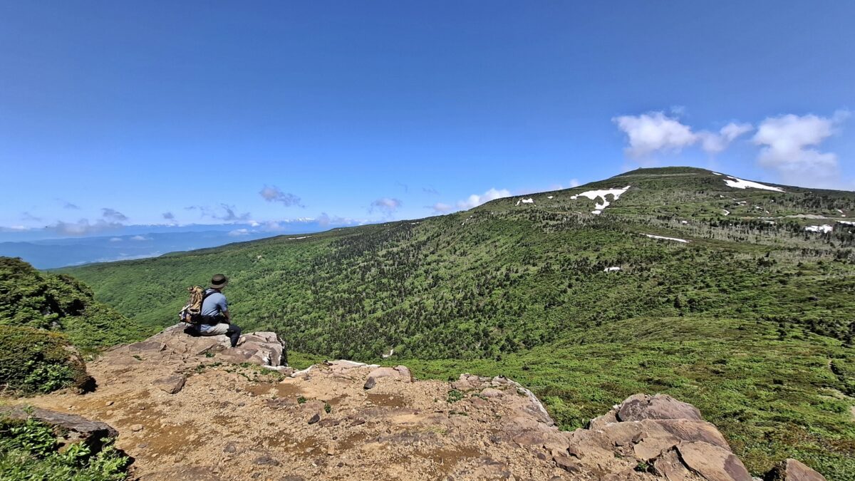 景色を眺める登山者