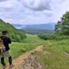 山々を眺める登山者