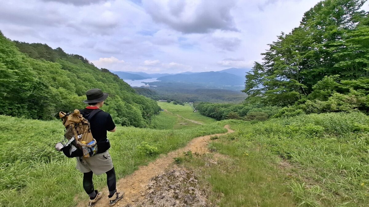 山々を眺める登山者