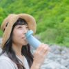 低山ハイキングを楽しむ女性