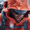 ゴアテックス素材の服を着て登山する男性