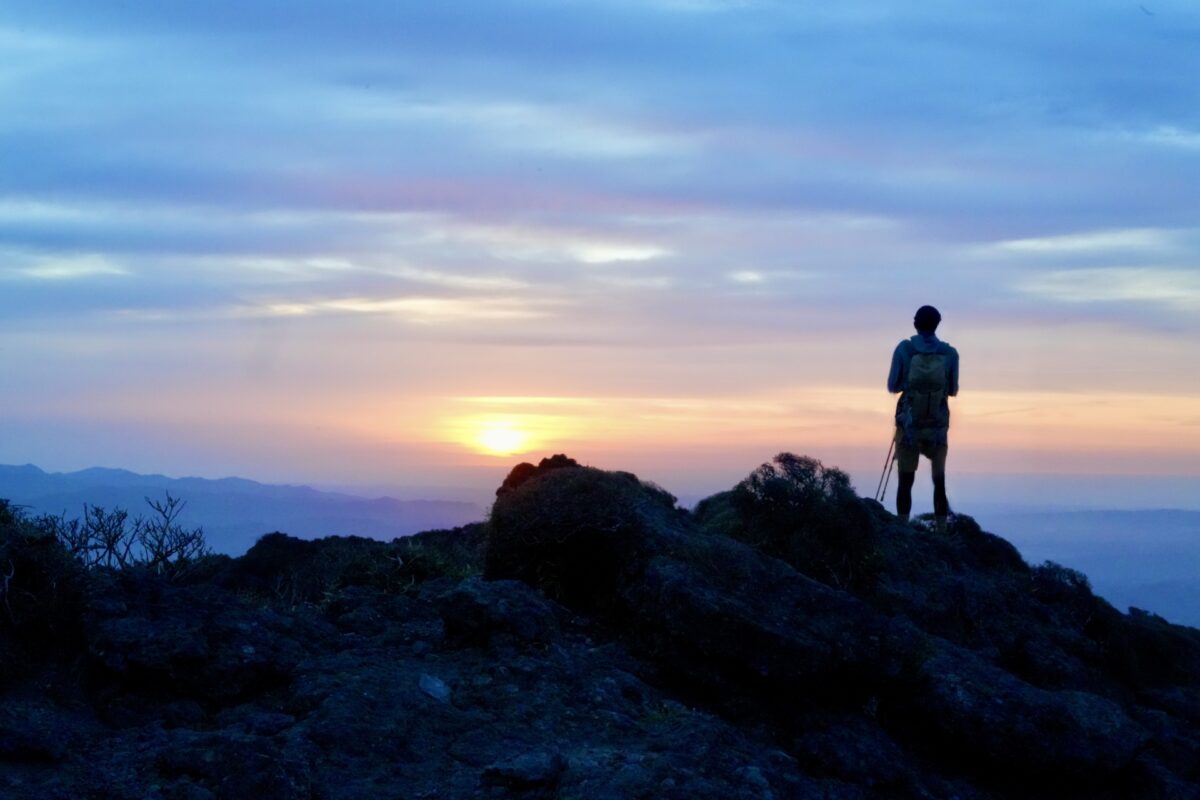 山頂から見る朝焼けの様子